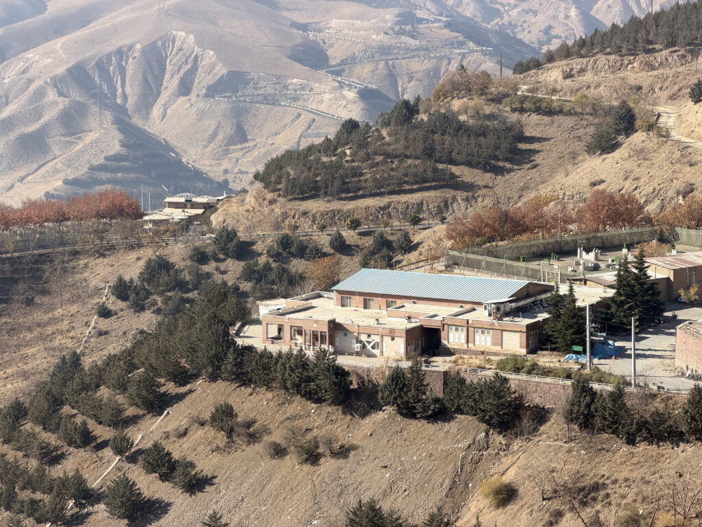 این اقامتگاه در مجاورت سالن‌ها و زمین‌های ورزشی قرار گرفته و مهمانان می توانند به استخر، زمین فوتسال، سالن ورزشی سرپوشیده، پینت‌بال، تیراندازی و زمین چمن مصنوعی دسترسی داشته باشند. بخش خوابگاهی آن شامل سالن‌هایی با تخت‌های دوطبقه مرتب برای استراحت گروه‌ها است. همچنین، مجموعه دارای نمازخانه‌ای مجهز برای انجام عبادات و فضایی صمیمی برای اقامت می‌باشد.
