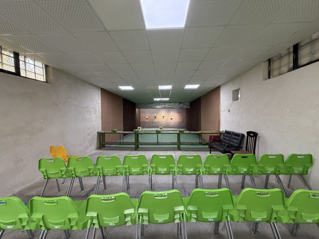 مجتمع دارای سالن تیراندازی مجهز است که فضایی مناسب برای تمرین و آموزش تیراندازی با ابعاد 18*9 متر را فراهم می‌کند. این سالن با رعایت استانداردها و نکات ایمنی طراحی شده تا شرکت‌کنندگان بتوانند در محیطی کنترل‌شده و امن مهارت‌های خود را تقویت کنند. محیط آرام، تجهیزات حرفه‌ای و نظارت تخصصی، سالن تیراندازی را به یکی از بخش‌های جذاب و کاربردی مجتمع برای علاقه‌مندان به این ورزش تبدیل کرده است.