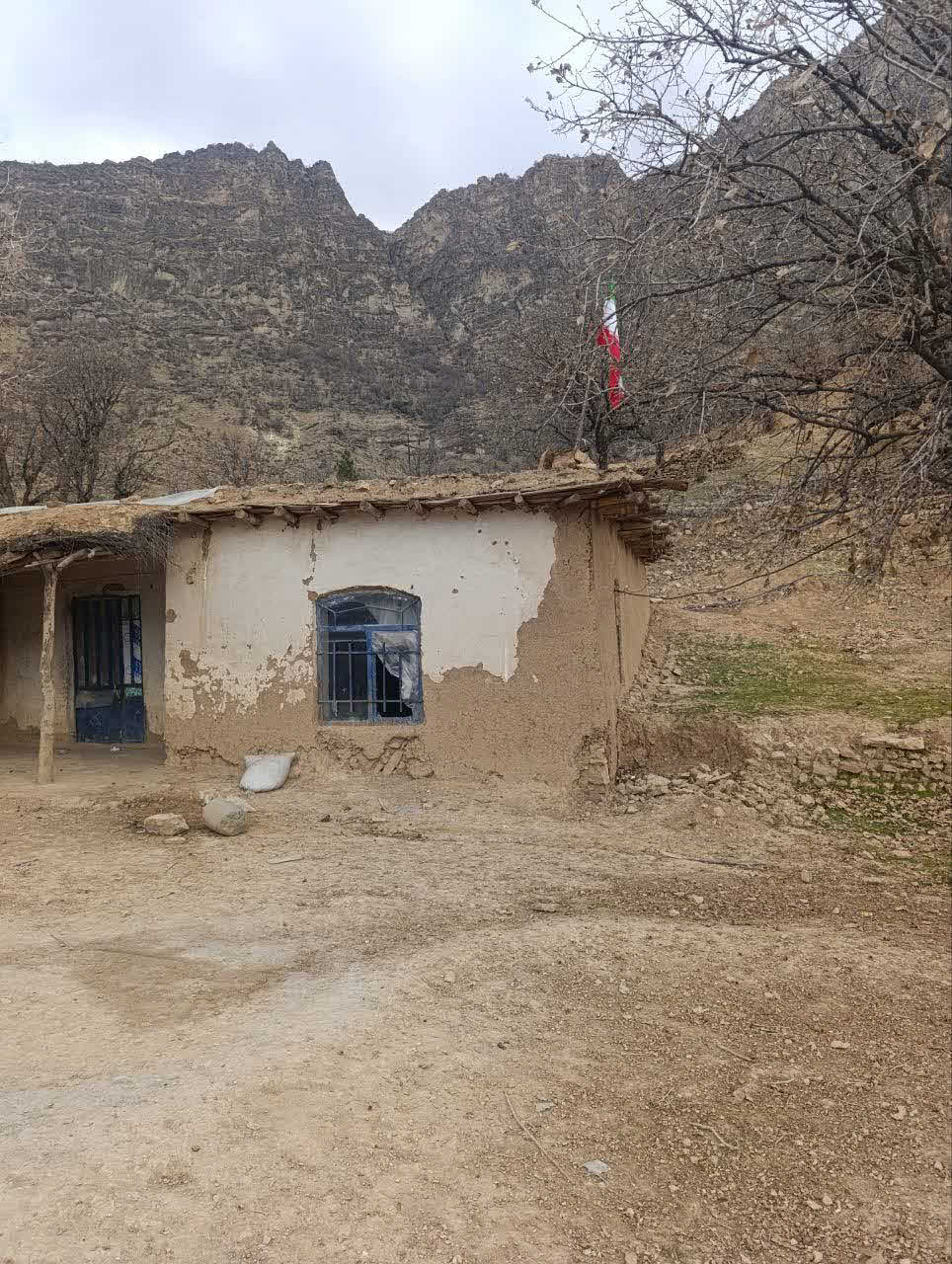 مشارکت در احداث مدرسه دو کلاسه شهید مصطفی خمینی روستای سرتنگ برزه
