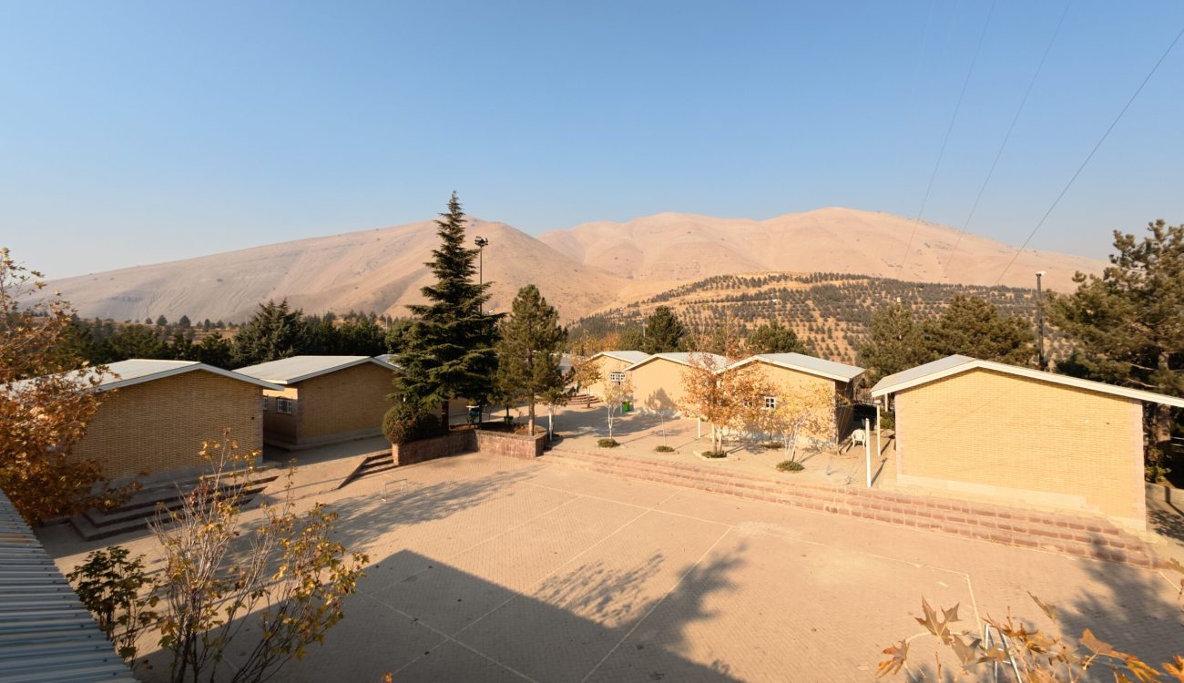 این اردوگاه 7 ساختمان خوابگاهی دارد که به‌صورت دایره‌ای حول یک محوطه مرکزی سرسبز چیده شده‌اند. این چیدمان، دسترسی آسان و محیطی دوستانه برای فعالیت‌های گروهی در فضای مرکزی فراهم می‌کند. هر ساختمان دارای تخت‌های دوطبقه با لوازم خواب تمیز و راحت برای اسکان گروهی است.