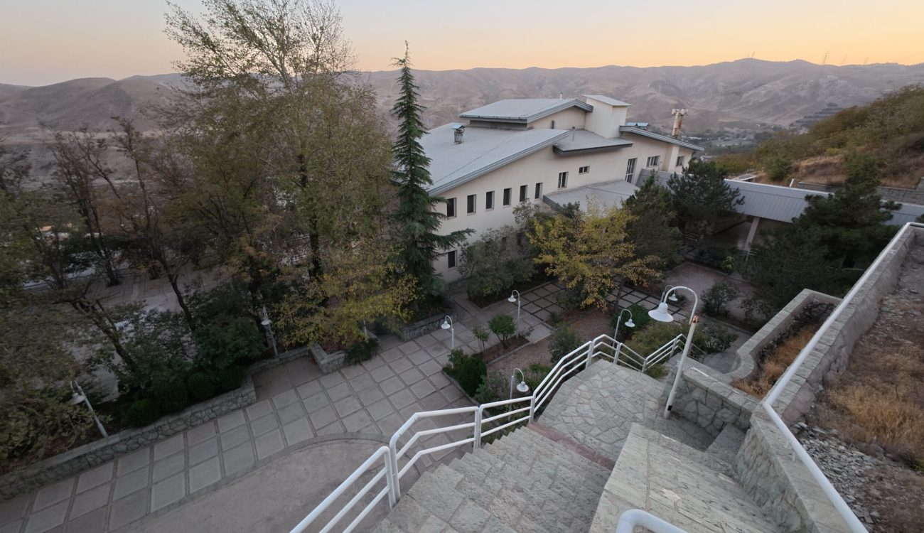 ساختمانی دو‌طبقه و مجهز که با طراحی مدرن و چشم‌انداز زیبا، فضایی آرام و دل‌نشین برای اقامت فراهم می‌کند.
این مجموعه دارای اتاق‌های خصوصی، نمازخانه، سالن غذاخوری، سالن جلسات و کلاس‌های آموزشی مجهز است.
ترکیب آرامش طبیعت، امکانات حرفه‌ای و طراحی منظم، آن را به گزینه‌ای ممتاز برای اقامت، آموزش و برنامه‌های گروهی تبدیل کرده است.